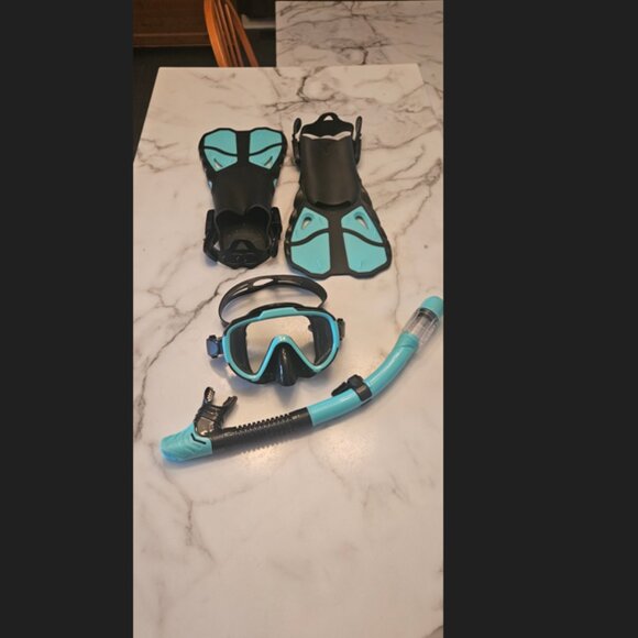 NEW snorkel kit , fins are adult sizes 4.5 to 8.5 - Picture 1 of 2